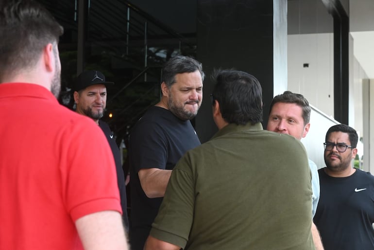 Rodrigo Nogués, presidente de Olimpia, saluda fuera del hotel de concentración de Olimpia en Pedro Juan Caballero en la previa del partido ante 2 de Mayo por la segunda fecha del torneo Apertura 2026 de la Primera División de Paraguay.