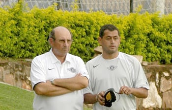 Imagen del archivo de ABC Color en la que aparecen don Sergio Markarián y Francisco Arce en la sede de Libertad, en el 2007.