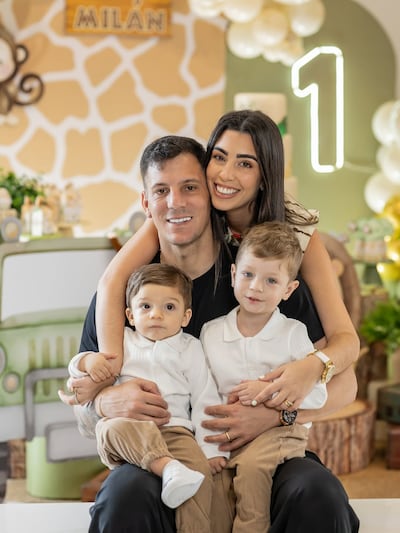 El cumpleañero Milán con su hermanito Baltazar y sus papis Gaspar Servio y Flor Tomeo.