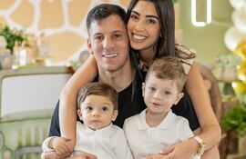 El cumpleañero Milán con su hermanito Baltazar y sus papis Gaspar Servio y Flor Tomeo.