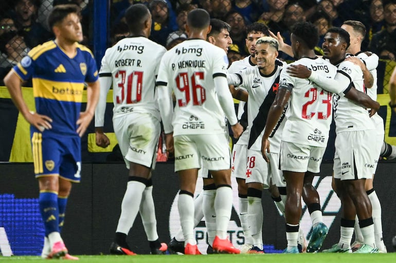 El centrocampista del Vasco da Gama, Adson, celebra con sus compañeros tras anotar el primer gol de su equipo durante el partido de ida de las semifinales de la Copa Sudamericana ante Boca Juniors, en el estadio La Bombonera.