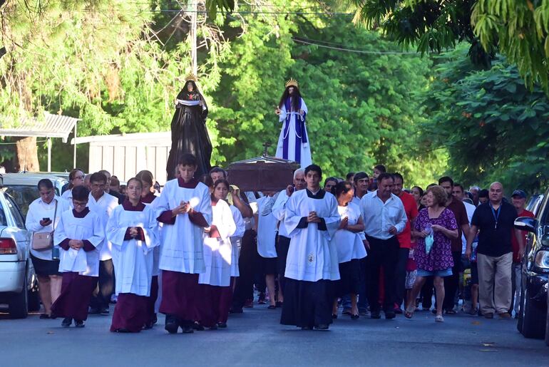 Otro momento de la procesión en torno a la Iglesia Virgen del Carmen de Villa Elisa. 