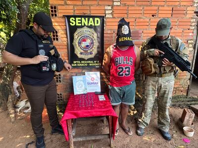 Agentes de la SENAD incautan 9,8 gramos de supuesta pasta base y detienen a un joven durante un allanamiento en San Ignacio Guazú.
