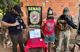 Agentes de la SENAD incautan 9,8 gramos de supuesta pasta base y detienen a un joven durante un allanamiento en San Ignacio Guazú.