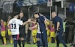 El entrenador de Cerro Porteño, Gustavo Costas brinda indicaciones al delantero Ignacio Aliseda en el duelo ante Recoleta FC, en Itauguá.