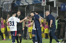 El entrenador de Cerro Porteño, Gustavo Costas brinda indicaciones al delantero Ignacio Aliseda en el duelo ante Recoleta FC, en Itauguá.