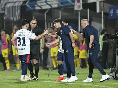 El entrenador de Cerro Porteño, Gustavo Costas brinda indicaciones al delantero Ignacio Aliseda en el duelo ante Recoleta FC, en Itauguá.