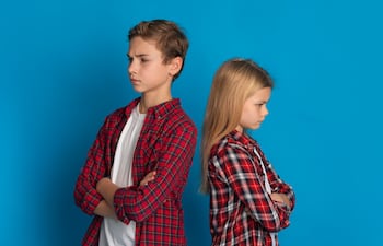 Concepto de rivalidad entre hermanos.