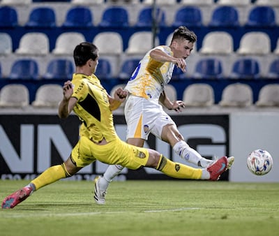 Incursión ofensiva del argentino Iván Maggi, ante la cobertura de Eliezer Barreto, durante un partido entre Luqueño y Recoleta FC del torneo Apertura, disputado en Itauguá.