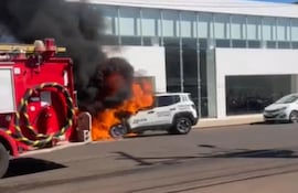 Momento en una patrullera de la Policía Nacional es consumida por las llamas en Pedro Juan Caballero.