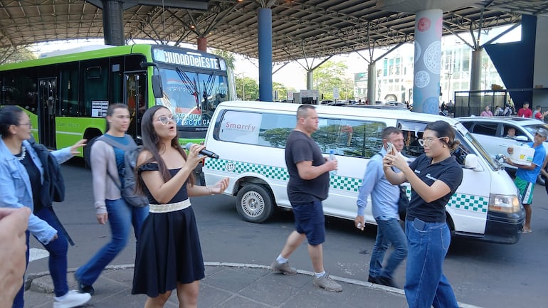 Turistas ingresan en la zona primaria del Puente de la Amistad.