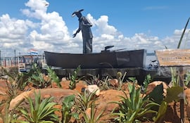 Así se ve la placa instalada frente a la escultura de Pedro Canoero, ubicada en la Playa Rotonda de San Bernardino.