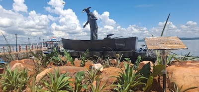 Así se ve la placa instalada frente a la escultura de Pedro Canoero, ubicada en la Playa Rotonda de San Bernardino.