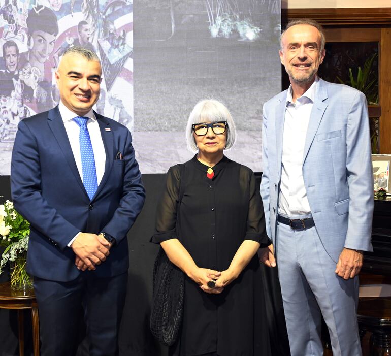 Jeison Granados, embajador de Costa Rica, Adriana Almada y Christophe Chavagneux.