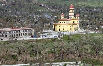 otografía aérea del poblado El Cobre donde se observa el Santuario Nacional de la Virgen de la Caridad del Cobre, patrona de Cuba, este viernes en Santiago de Cuba (Cuba). El Cobre fue una de las zonas más afectadas por el paso del huracán Melissa que tocó tierra en Cuba en la madrugada del miércoles 29 de octubre con categoría 3 (de 5) en la escala Saffir-Simpson y cruzó su extremo oriental durante unas siete horas con fuertes vientos de hasta 200 kilómetros por hora, intensas lluvias y una severa marejada ciclónica.