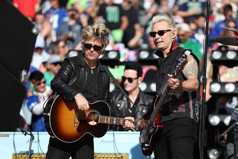 Billie Joe Armstrong y Mike Dirnt de Green Day se presentan antes del Super Bowl LX entre los Seattle Seahawks y los New England Patriots en el Levi's Stadium el 8 de febrero de 2026 en Santa Clara, California.