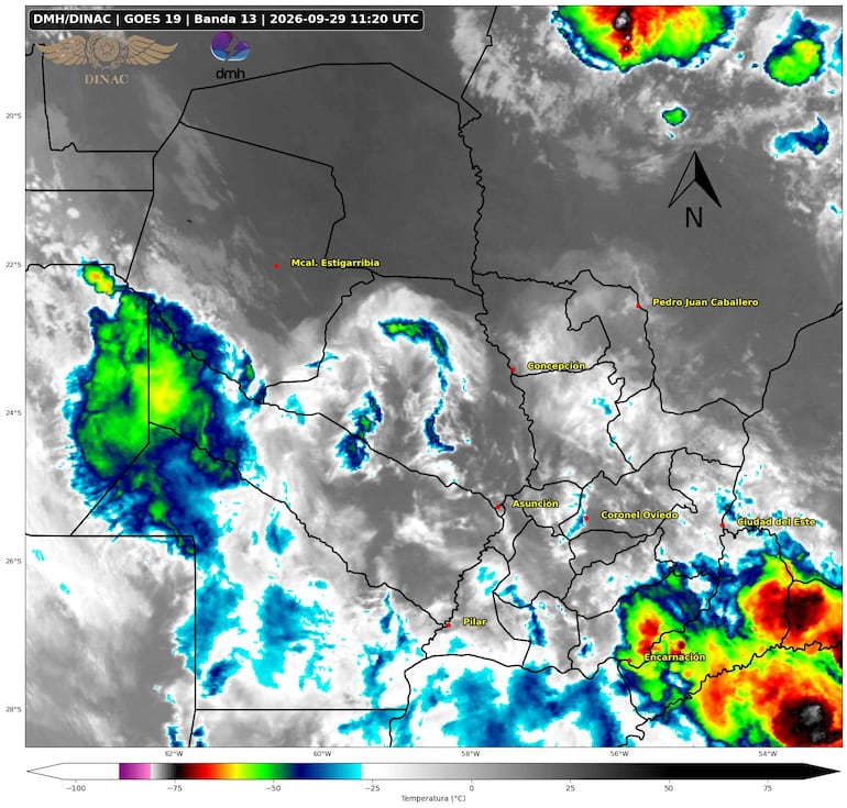 Mapa satelital de Paraguay con etiquetas de ciudades y sistema climático visible, sin personas presentes.