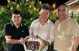 El diputado Adrián Billy Vaesken, Efraín Alegre y el senador Ever Villalba, reunidos ayer.