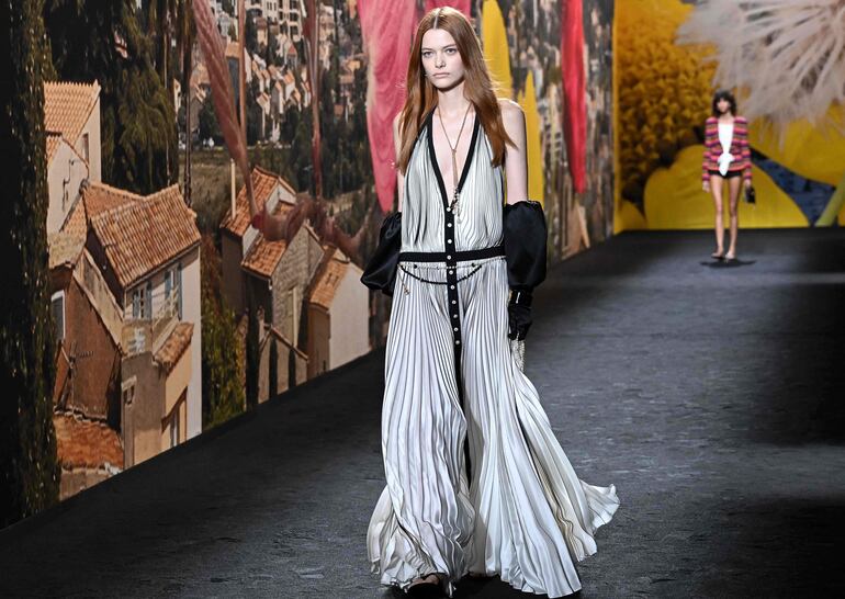 Los modelos caminan por la pasarela mostrando los nuevos modelos que marca la temporada.