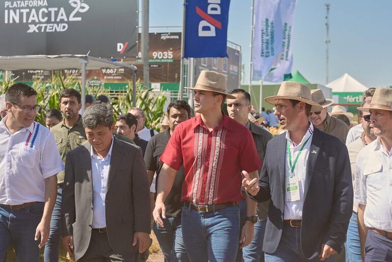 El Presidente de la República Santiago Peña y comitiva recorrió el recinto de Innovar. La mayor feria agropecuaria del país prevé recibir unas 30.000 visitas. 