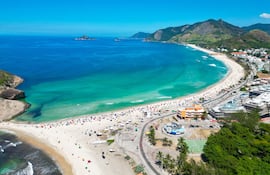 Playa de Barra da Tijuca con hermoso día soleado y cielo azul, Río de Janeiro, Brasil.
