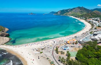 Playa de Barra da Tijuca con hermoso día soleado y cielo azul, Río de Janeiro, Brasil.
