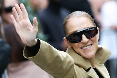 Céline Dion saluda a sus seguidores a su llegada al Hotel Le Royal Monceau de París, antes de su serie de conciertos en la capital francesa. (Thomas SAMSON / AFP)