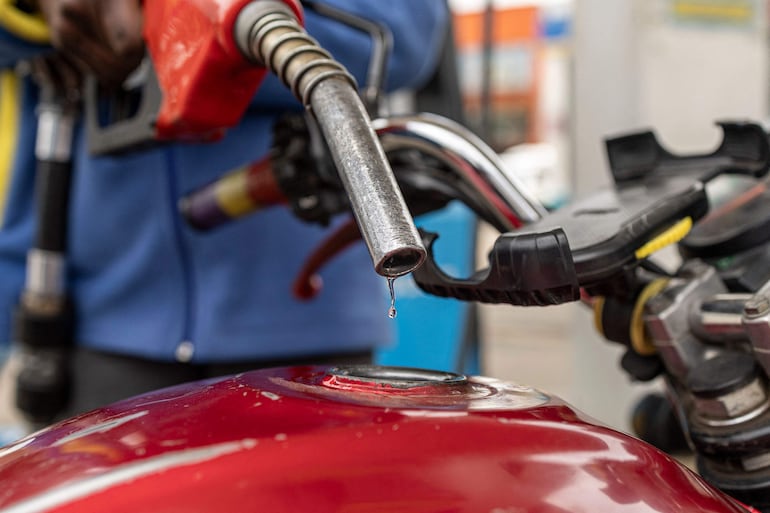 Carga de combustible en una motocicleta