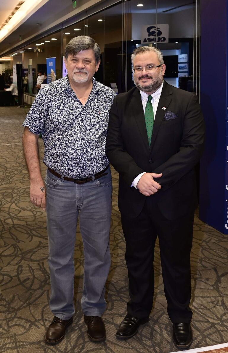El músico Ricardo Flecha y el doctor José Manuel Fusillo Ayala, presidente del 10° Congreso Paraguayo de Neumología.