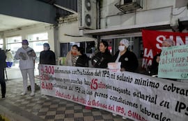 Enfermeros del IPS protestan esta mañana para exigir un plan de emergencia salarial y laboral.