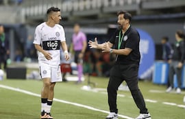 El entrenador de Olimpia, Pablo "Vitamina" Sánchez (d), brinda indicaciones a Bernardo Romeo Benítez, en un partido de la fase de grupos de la Copa Sudamericana entre Audax Italiano y Olimpia en el estadio Bicentenario Municipal de La Florida, en Santiago (Chile).