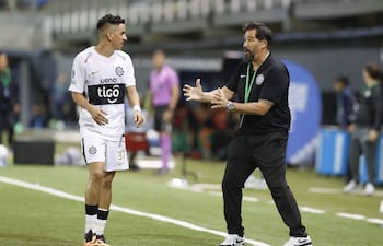 El entrenador de Olimpia, Pablo "Vitamina" Sánchez (d), brinda indicaciones a Bernardo Romeo Benítez, en un partido de la fase de grupos de la Copa Sudamericana entre Audax Italiano y Olimpia en el estadio Bicentenario Municipal de La Florida, en Santiago (Chile).