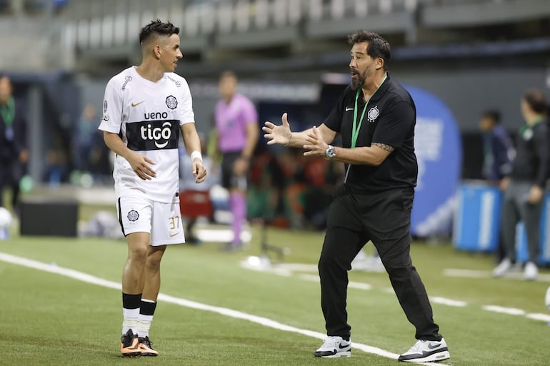 El entrenador de Olimpia, Pablo Sanchez (d), reacciona en un partido de la fase de grupos de la Copa Sudamericana entre Audax Italiano y Olimpia en el estadio Bicentenario Municipal de La Florida, en Santiago (Chile).