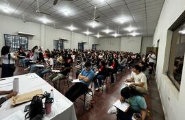 Estudiantes de Ñeembucú, durante el examen para acceder a las becas del Gobierno Nacional.