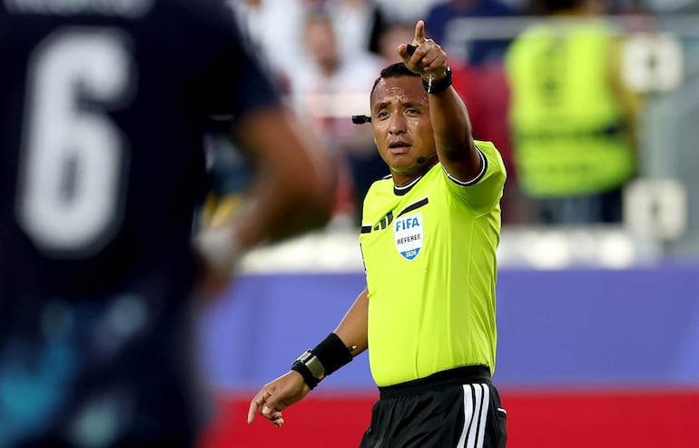 El árbitro Ivan Arcides Barton Cisneros hace un gesto durante el partido de la fase de grupos de la Copa Mundial de la FIFA 2026 entre Turquía y Paraguay en San Francisco, EE. UU.