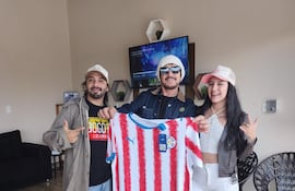 Chabely Fretes y Meno Fernández estrenaron Arriba Paraguay, un himno cargado de emoción, orgullo y esperanza que acompaña el sueño albirrojo rumbo al Mundial 2026.