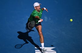 Novak Djokovic venció en dos mangas a Frances Tiafoe, en un partido de entrenamiento en Melbourne, Australia.