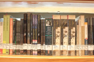 AME9844. LIMA (PERÚ), 15/04/2025.- Fotografía de libros del escritor Mario Vargas Llosa este martes, en la Biblioteca Mario Vargas Llosa, en la Casa de la Literatura de Lima (Perú). El reconocimiento mundial que ha recibido Mario Vargas Llosa, quien murió este domingo en Lima a los 89 años de edad, ha despertado el orgullo de la peruanidad entre sus compatriotas, que han constatado que el premio nobel de Literatura no solo puso a la nación andina en el mapa internacional, sino que también tuvo la mirada puesta en la realidad de su país. EFE/ Paula Bayarte

