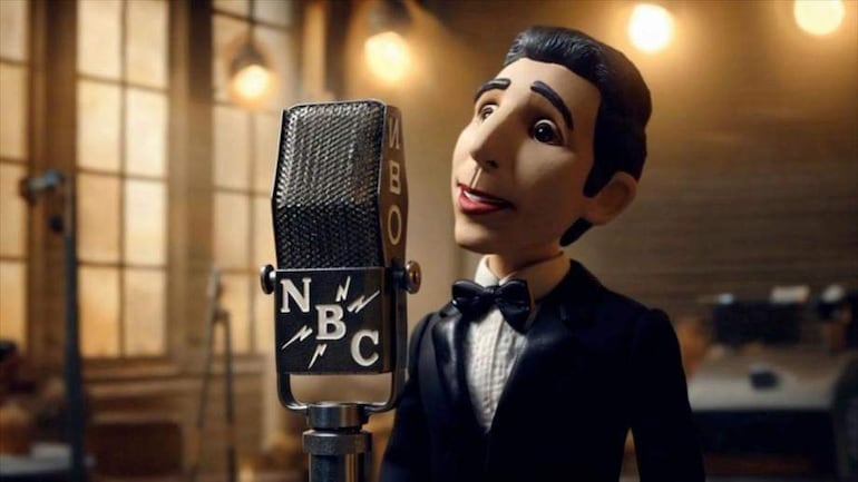 Muñeco caricaturesco hablando frente a un micrófono antiguo con iluminación retro en ambiente cálido.