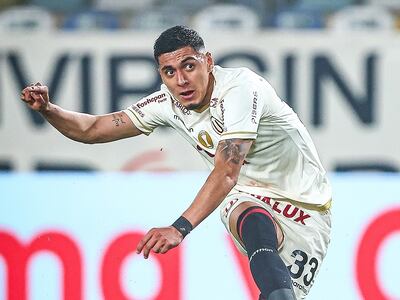 El peruano César Inga, futbolista de Universitario, en el partido frente a ADT por al fecha 16 del torneo Apertura 2025 de la Liga 1 de Perú en el estadio Monumental, en Lima, Perú.