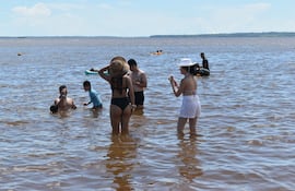 Bañistas en la playa San José de la ciudad de Encarnación, ayer jueves.
