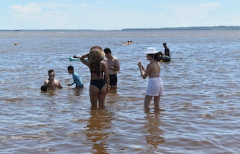 Bañistas en la playa San José de la ciudad de Encarnación, ayer jueves.