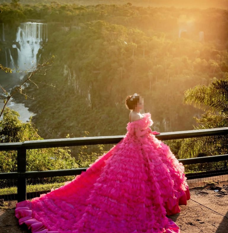 La hija adolescente de la gobernadora de Concepción, Liz Meza, en una producción fotográfica en Brasil, previa a celebración de su fiesta de quince años.