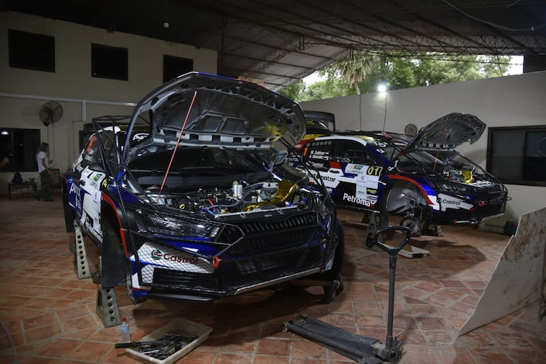 Los Skoda Fabia RS Rally 2 de Migue y Fau Zaldívar en el taller de MZ Racing en la ciudad de Mariscal Estigarribia a la espera del Rally del Chaco 2026.