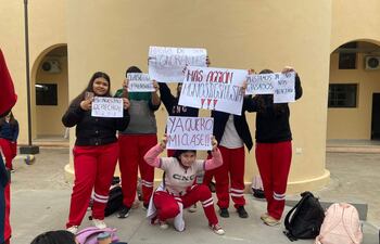 Estudiantes del CNC se manifiestan exigiendo más aulas para el Bachillerato de Diseño Gráfico.