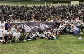 Los jugadores del Ceará SC festejan el ascenso a la Serie A de Brasil después de empatar con Guarani en Campinas.