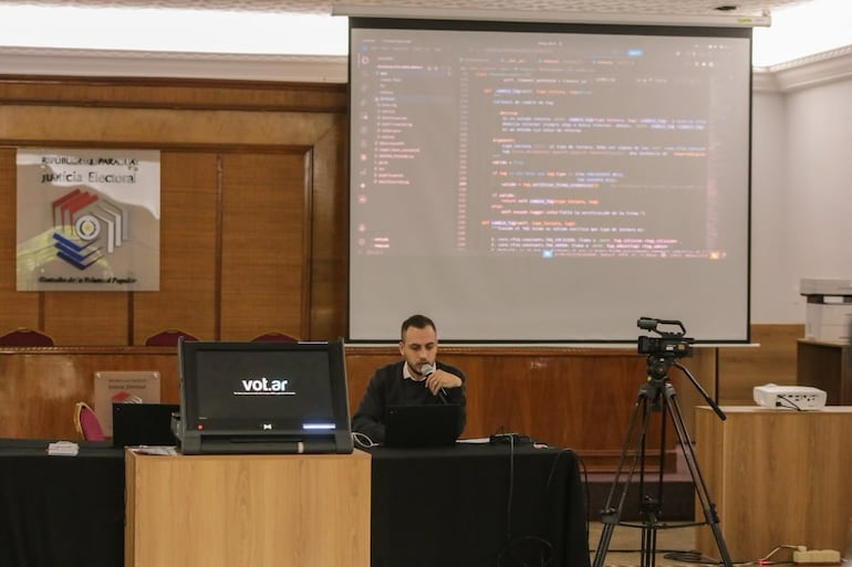 Auditoría técnica a máquinas de votación por los apoderados de movimientos de la ANR. Foto Gent. del TSJE.