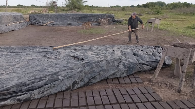 Oleros de Valle Apu´a, distrito de Pilar se muestran preocupados ante el avance de las aguas del arroyo Ñeembucú.