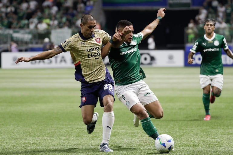 Vitor Roque (d) de Palmeiras disputa un balón con Gustavo Velázquez de Cerro este miércoles, en un partido de la fase de grupos de la Copa Libertadores entre Palmeiras y Cerro Porteño en el estadio Allianz Parque en Sao Paulo (Brasil). 
