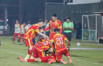 El delantero del 3 de Mayo de General Eugenio A. Garay, Richard Rojas recibe las felicitaciones de sus compañeros, tras anotar el tanto ganador ante Atlético Guaraní de La Colmena. (Foto: @CopaParaguayAPF)